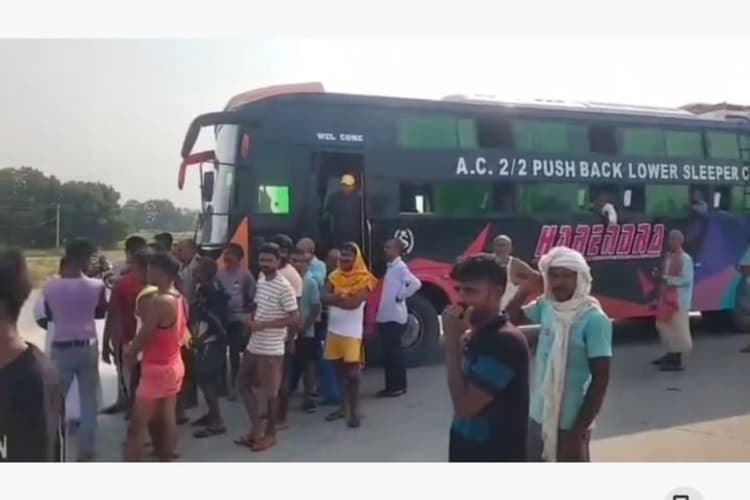 भरत तिवारी के शव के साथ परिजन सड़क पर उतरे, आरा-बक्सर हाईवे किया जाम, पुलिस ने भीड़ पर किया लाठीचार्ज