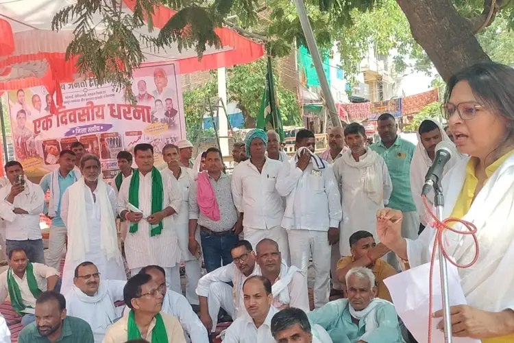 भ्रष्टाचार, बेरोजगारी व महंगाई के खिलाफ बक्सर में राजद का धरना, सरकार पर हमला बोला