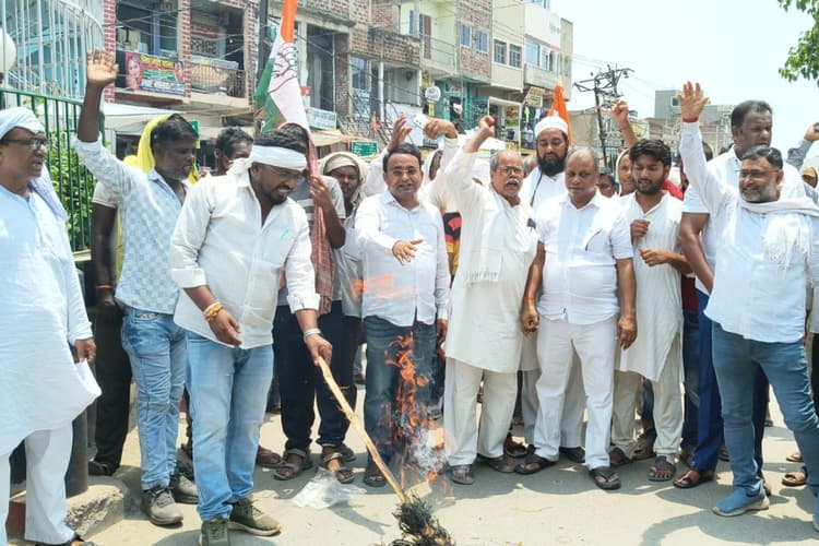 नीट पेपर लीक, महंगाई व भ्रष्टाचार के खिलाफ कांग्रेस ने PM का पुतला दहन किया