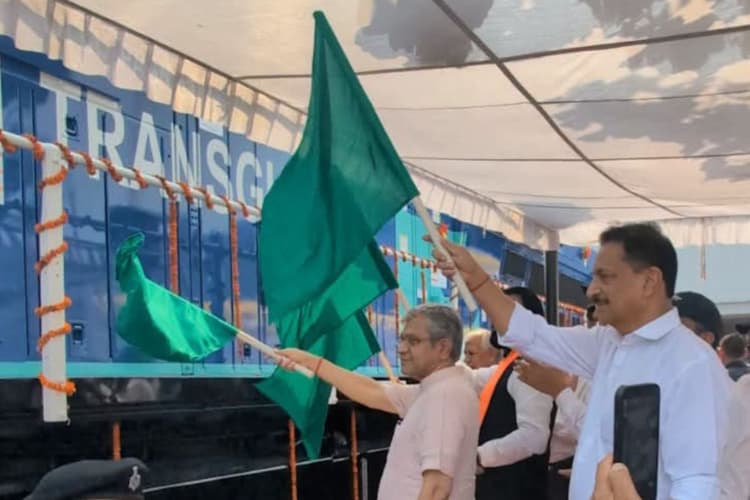 बिहार में बना इंजन अब अफ्रीका में दिखाएगा दम, गिनी गणराज्य के लिए रवाना हुआ अत्याधुनिक रेल इंजन