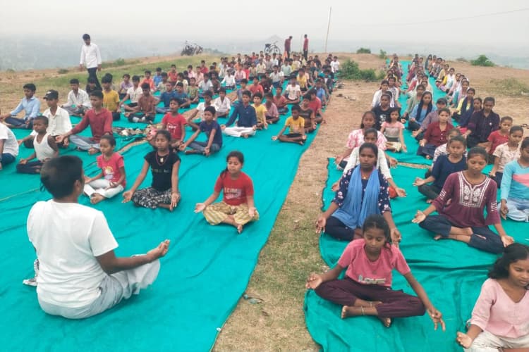 चांदी वृंदावन पहाड़ पर पांच दिवसीय योग शिविर जारी, डायबिटीज से लेकर कमर दर्द तक, योग है बेहतर स्वास्थ्य का आधार