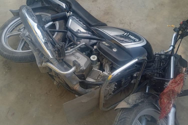 गोपालगंज में सड़क हादसा, ट्रैक्टर ने बाइक को रौंदा, दो की हालत गंभीर