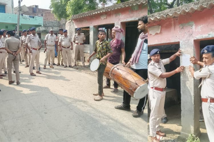 सीवान के चर्चित बुलेट अंसारी हत्याकांड में फरार 6 आरोपियों के घर पुलिस ने चिपकाया इश्तेहार, गाजे-बाजे के साथ चला अभियान