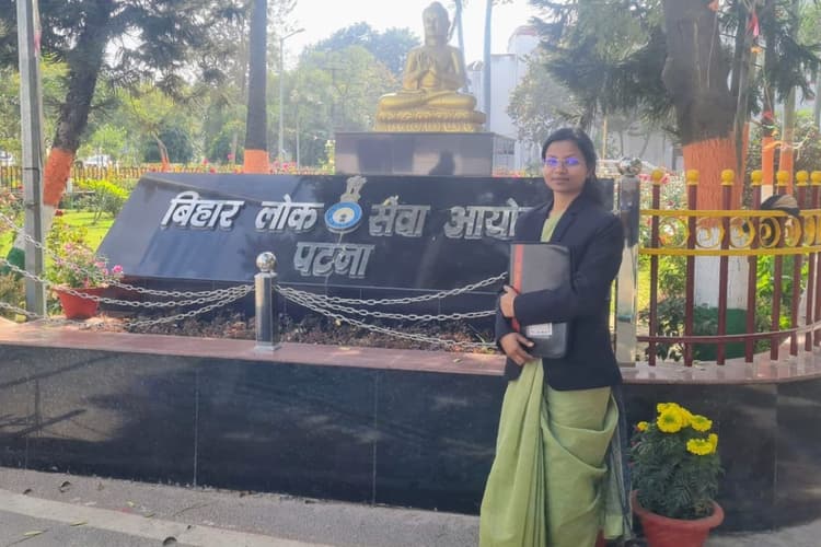 गांव की बेटी ने रचा इतिहास, 70वीं BPSC में चयनित होकर नेहा कुमारी ने बढ़ाया वैशाली का मान