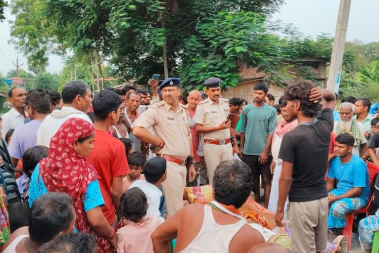 बिजली विभाग की लापरवाही से हादसा, करंट से अधेड़ की मौत, आक्रोशित लोगों ने सड़क जाम कर मांगा मुआवजा