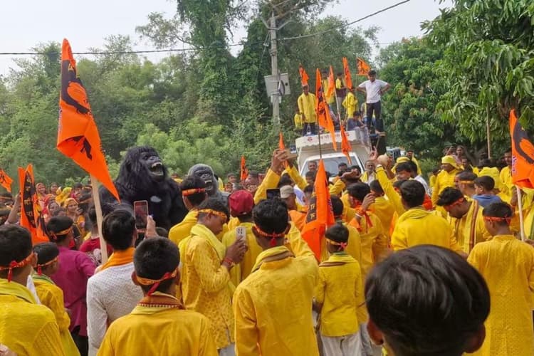 सारण में मां भगवती मंदिर प्राण-प्रतिष्ठा महोत्सव को लेकर निकली भव्य कलश यात्रा, हजारों श्रद्धालुओं से गूंजा पचलख नवादा
