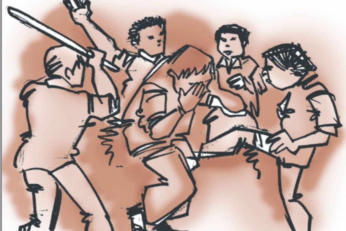पटना के डाकबंगला चौराहे पर आपसी विवाद को लेकर बवाल, दो पक्षों में मारपीट-पथराव, पुलिस मामले की जांच में जुटी