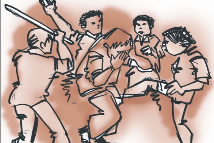 पटना के डाकबंगला चौराहे पर आपसी विवाद को लेकर बवाल, दो पक्षों में मारपीट-पथराव, पुलिस मामले की जांच में जुटी