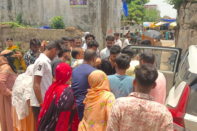 नवादा: रजौली में गिट्टी लदा ट्रैक्टर अनियंत्रित होकर पलटा, दो गंभीर रूप से घायल, चालक फरार