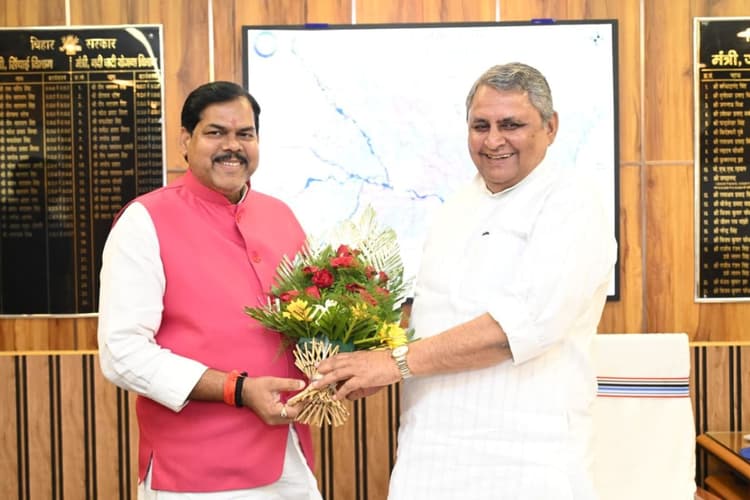 गोपालगंज के विकास को लेकर एक्शन में मंत्री मिथिलेश तिवारी, डिप्टी सीएम से की मुलाकात