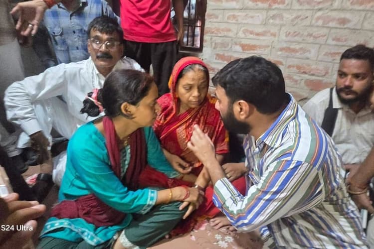 भरत तिवारी के परिजनों से मिले कुचायकोट विधायक पप्पू पांडेय, न्याय दिलाने का दिलाया भरोसा
