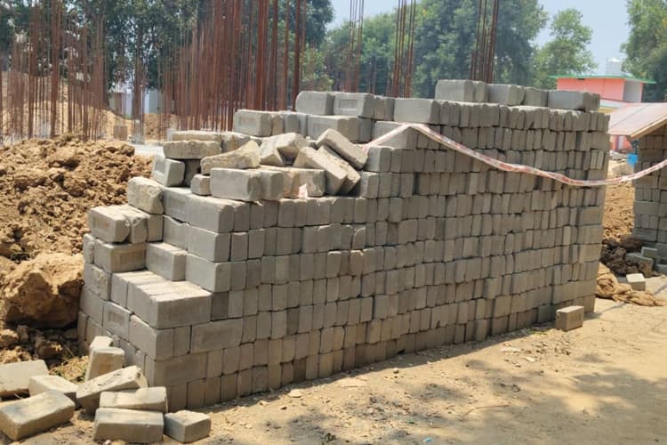 करोड़ों की सरकारी परियोजना पर विवाद, सरकारी भवन में घटिया ईंटों के इस्तेमाल का आरोप