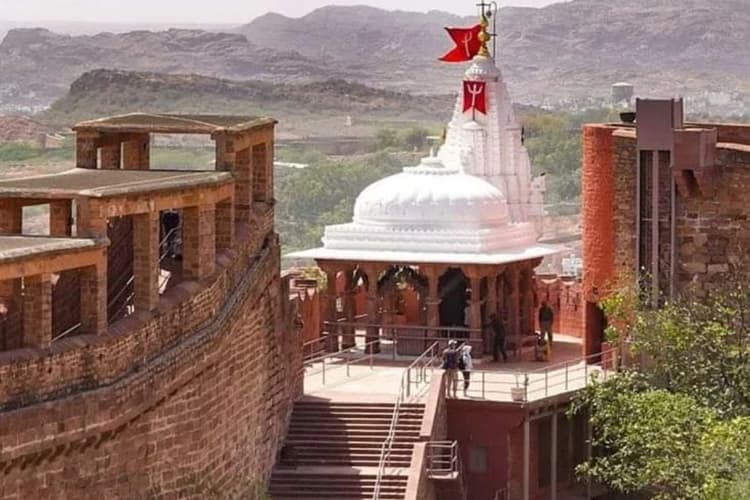गिरिहिंडा पहाड़ स्थित मां चामुंडा मंदिर में सुविधाओं की कमी, कठिन चढ़ाई और सुविधाओं की कमी से भक्तों में नाराजगी