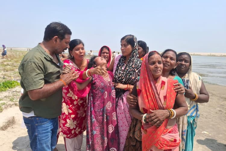 मुंगेर गंगा घाट पर स्नान करने के दौरान पांच बच्चियां डूबीं, एक का शव बरामद, तलाश में जुटी NDRF,SDRF की टीम
