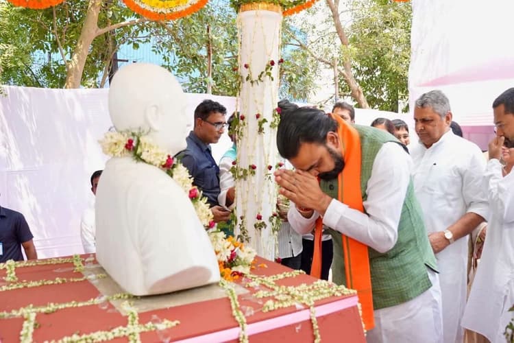 दिग्विजय सिंह की 16वीं पुण्यतिथि पर कई मंत्रियों के साथ जमुई के नयागांव पहुंचे सीएम, समाधि स्थल पर दी श्रद्धांजलि