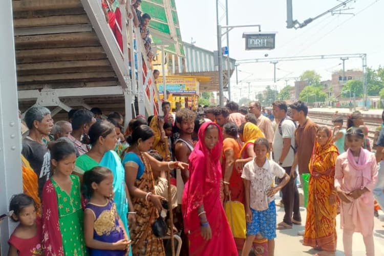 गया-जमालपुर पैसेंजर से उतरते समय फिसला पैर, ट्रेन की चपेट में आने से मौके पर गई जान