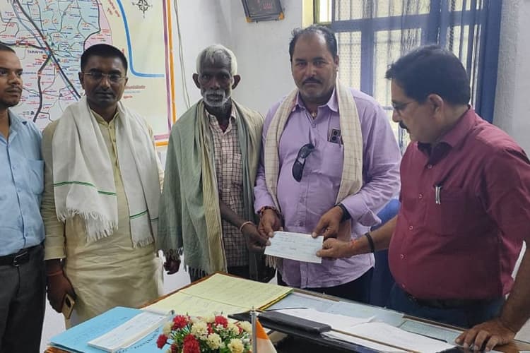 आपदा में परिजनों को खो चुके परिवारों को वर्षो बाद मिली अनुदान राशि, सारण में 5 परिजनों को मिला 4-4 लाख रुपये