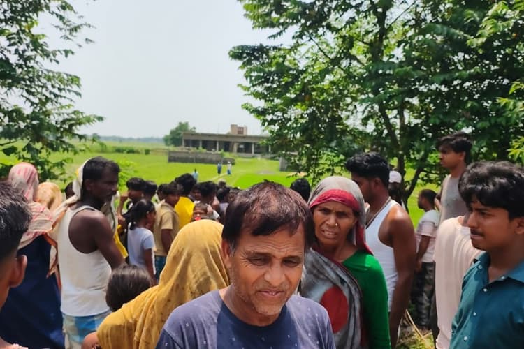 पूर्णिया में सड़क किनारे गड्ढे में पलटा ट्रैक्टर, आठ वर्षीय बच्चे समेत तीन की मौत