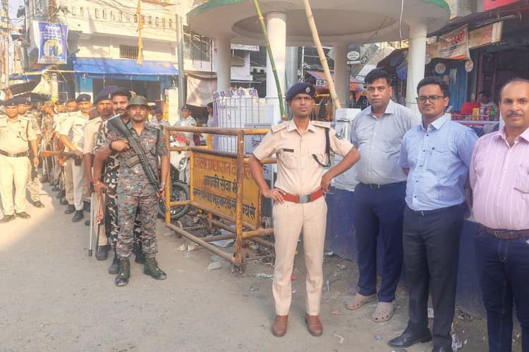 मोहर्रम से पहले डीजे विवाद के बाद वैशाली में प्रशासन अलर्ट, महनार में पुलिस ने निकाला फ्लैग मार्च