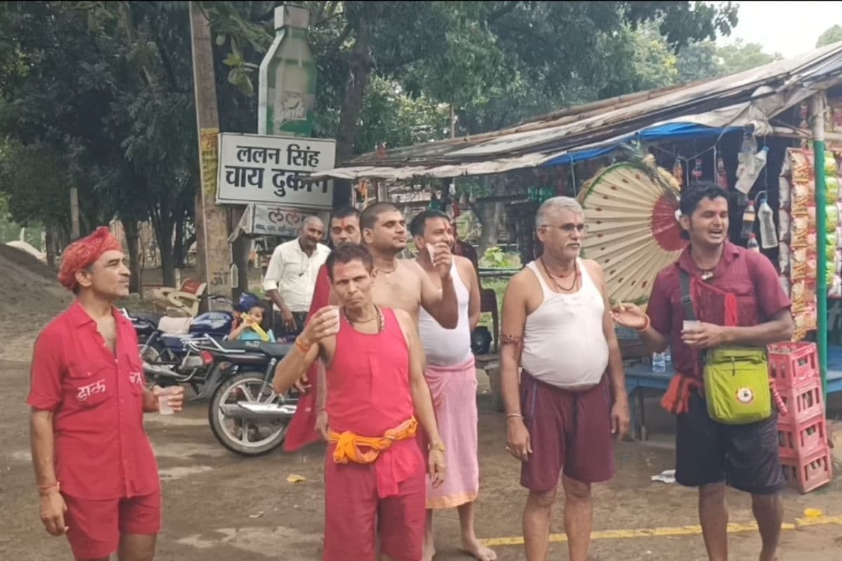 चार फीट का ताड़ से बना पंखा लेकर बाबा धाम रवाना हुए गोलू बम, अनोखी भक्ति बनी आकर्षण का केंद्र चार फीट का ताड़ से बना पंखा लेकर बाबा धाम रवाना हुए गोलू बम, अनोखी भक्ति बनी आकर्षण का केंद्र
