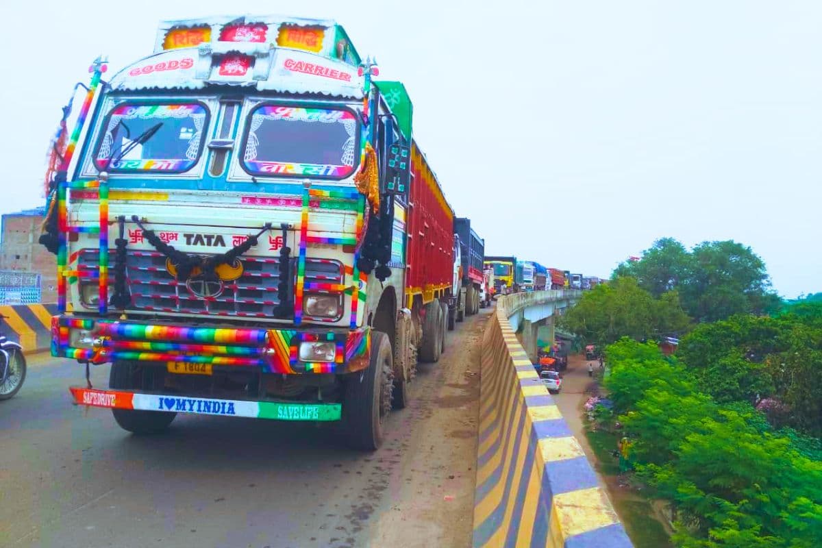 बरियारपुर में विकास की कछुआ चाल का टॉर्चर: फोरलेन अधूरा, NH पर रेंग रही जिंदगी, रोज लग रहा जाम बरियारपुर में विकास की कछुआ चाल का टॉर्चर: फोरलेन अधूरा, NH पर रेंग रही जिंदगी, रोज लग रहा जाम