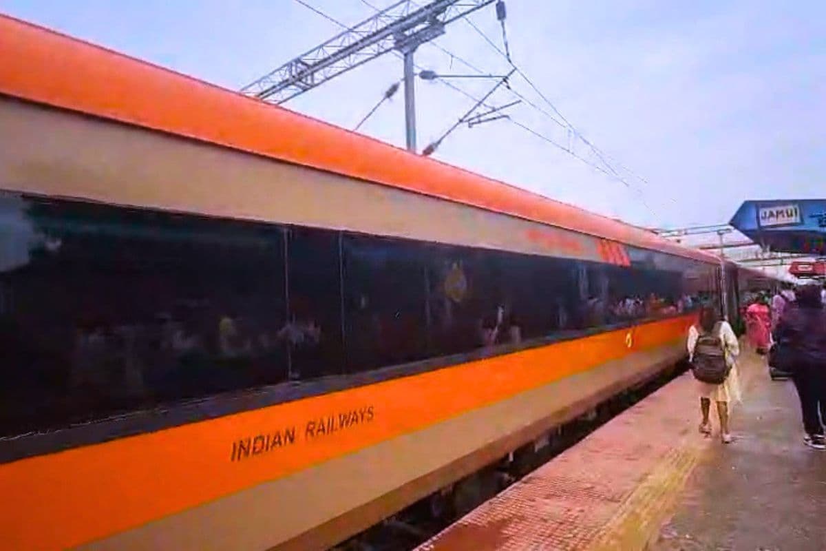 ओवरहेड तार में आयी तकनीकी खराबी, जमुई में दो घंटे तक खड़ी रही वंदे भारत समेत दो ट्रेनें ओवरहेड तार में आयी तकनीकी खराबी, जमुई में दो घंटे तक खड़ी रही वंदे भारत समेत दो ट्रेनें