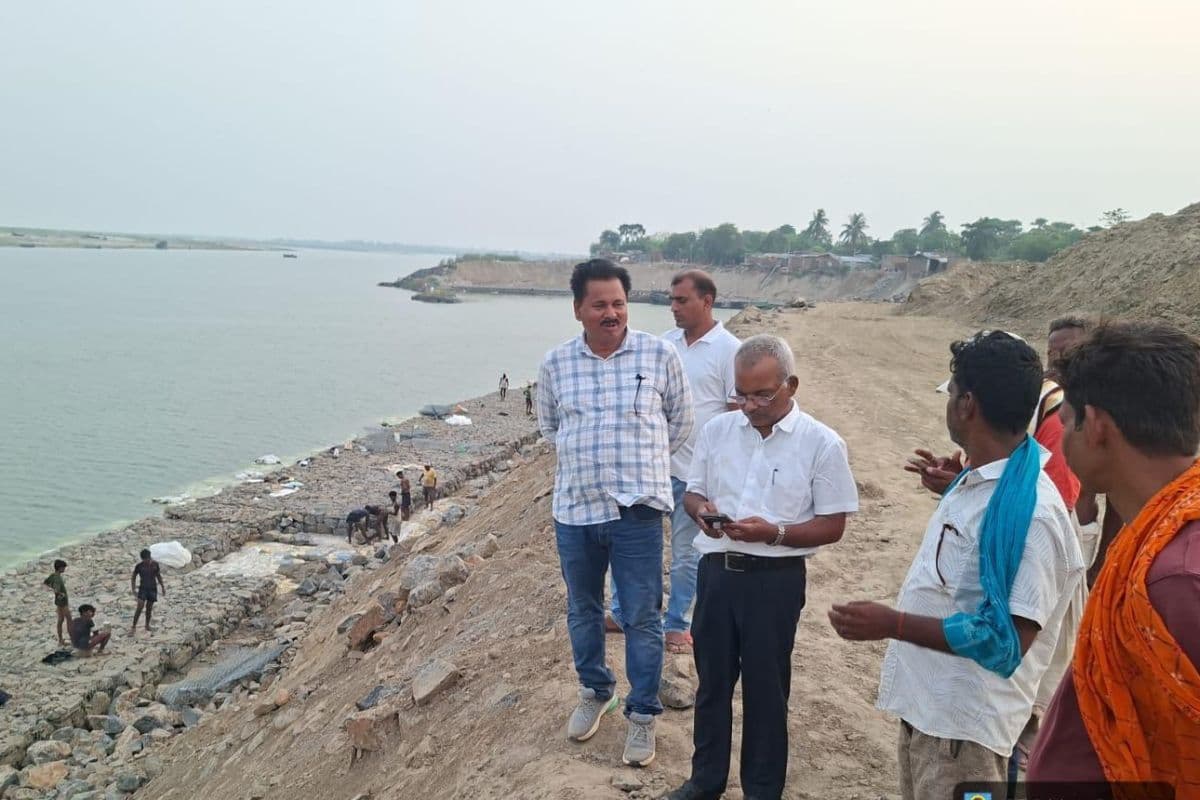 गंगा की लहरों के आगे सरेंडर हुआ सिस्टम, बाढ़ से पहले जागा महकमा