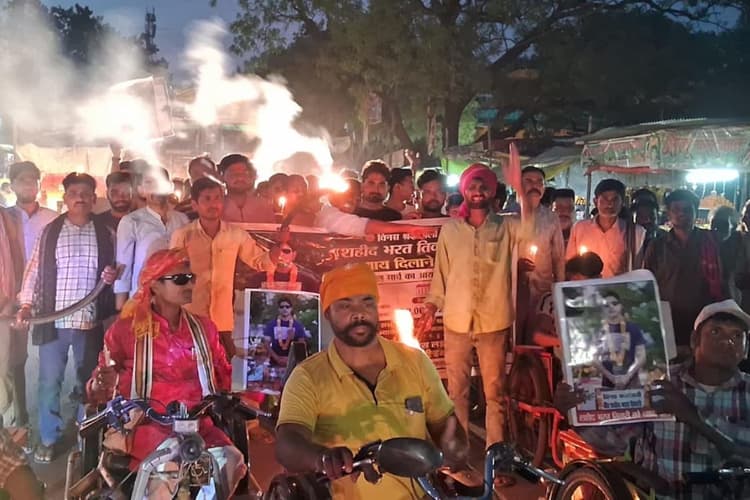 भरत तिवारी एनकाउंटर: न्याय की मांग पर कोरानसराय में कैंडल मार्च, सैकड़ों लोग शामिल हुए