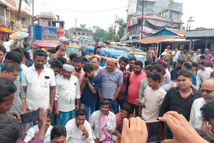 कोढ़ा में बिजली संकट पर फूटा जनआक्रोश, NH-81 पर 3 घंटे चला चक्का जाम