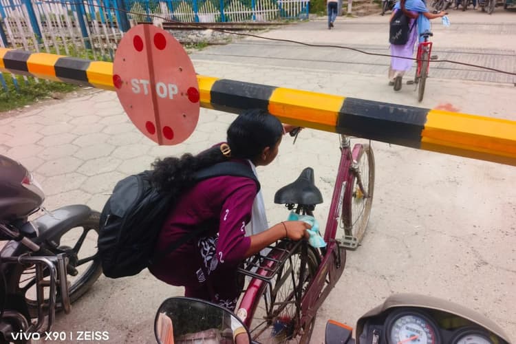 बंद फाटक से थम जाती है ठाकुरगंज की रफ्तार, जान जोखिम में डाल पटरी पार करने को विवश हैं स्कूली बच्चे और मरीज