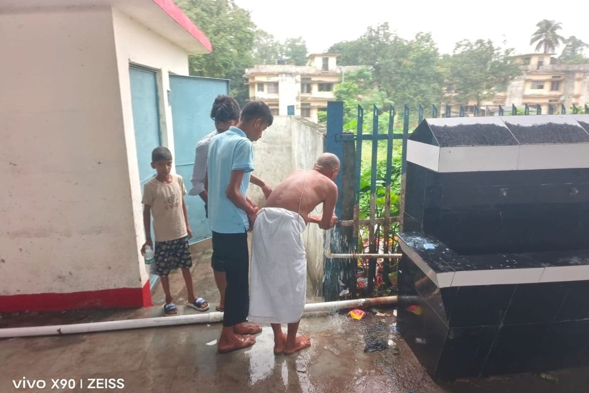 डायवर्शन से बढ़ी भीड़, भीषण उमस के बीच पीने के पानी को तरसे यात्री, नलों पर नहाने को मजबूर लोग