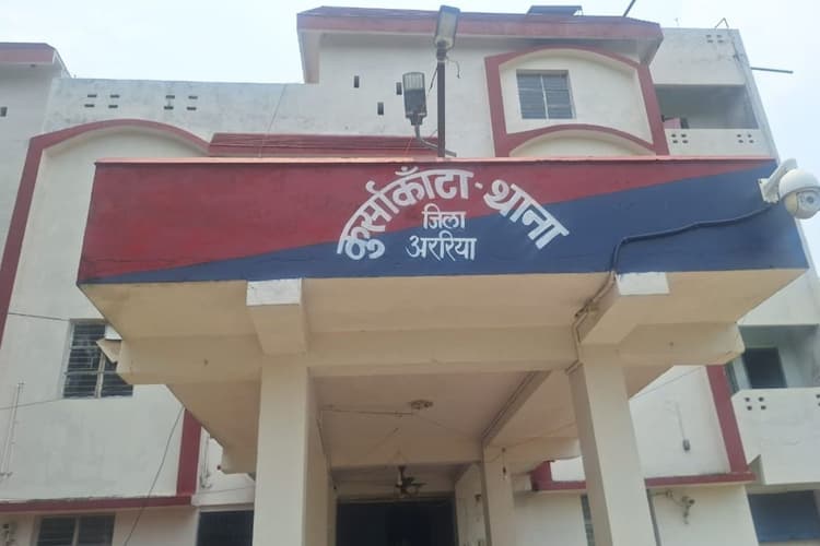 कुर्साकांटा में शराब तस्कर गिरफ्तार: 14 लीटर देसी शराब और चोरी की बाइक बरामद