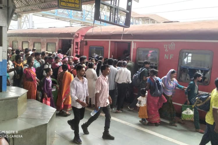 कटिहार-जोगबनी रेलखंड पर यात्रियों की भारी फजीहत: EMU ट्रेन चलाने की उठी मांग