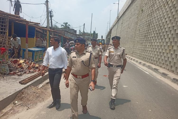 NH 327E किनारे से हटाया गया अवैध अतिक्रमण; नोटिस के बाद भी खाली न करने पर हुई कार्रवाई