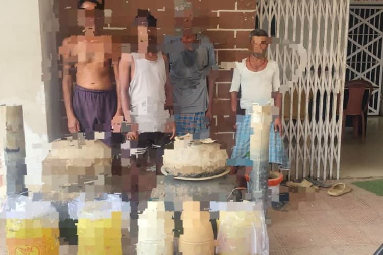 जहानाबाद: फल्गु नदी किनारे छापेमारी, 75 लीटर देशी शराब बरामद, चार तस्कर धराए