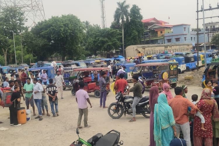 ठाकुरगंज में टोटो की बढ़ती संख्या से चरमराई यातायात व्यवस्था, रेलवे स्टेशन पर पार्किंग ठप होने से बढ़ा संकट
