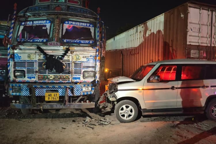 NH-31 पर भीषण सड़क हादसा: खड़ी गाड़ी में अनियंत्रित स्कॉर्पियो ने मारी जोरदार टक्कर, 4 लोग गंभीर रूप से घायल