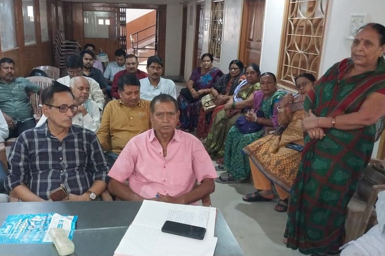 बेगूसराय में अराजपत्रित कर्मचारी महासंघ ने खोला मोर्चा, पुरानी पेंशन से लेकर 8वें वेतन आयोग तक उठी मांग