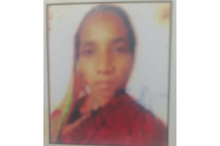 चलती ट्रेन में चढ़ने के दौरान प्लेटफॉर्म के नीचे गिरी महिला, इलाज के दौरान तोड़ा दम
