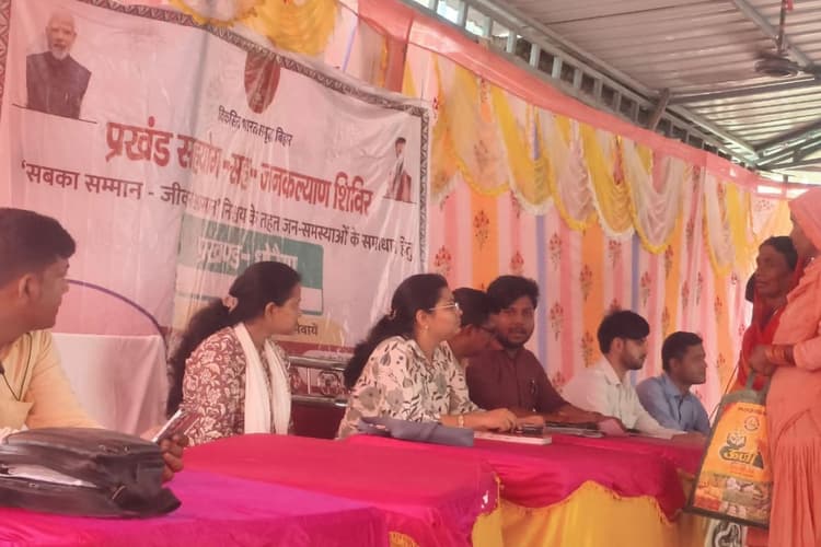 धोरैया में दूसरे दिन भी लगा जन कल्याण शिविर, 17 योजनाओं का लाभ लेने उमड़ी ग्रामीणों की भीड़