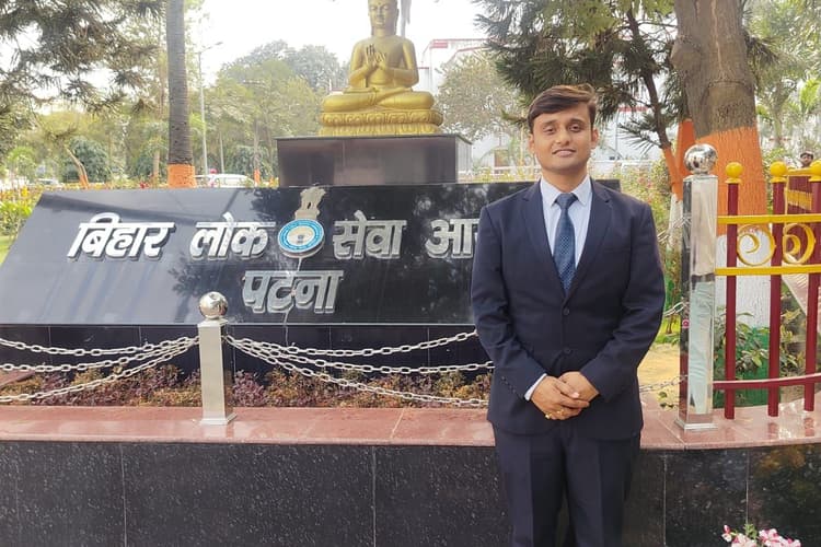कटोरिया के विनायक राज बने Revenue Officer, चौथे प्रयास में हासिल की बड़ी सफलता