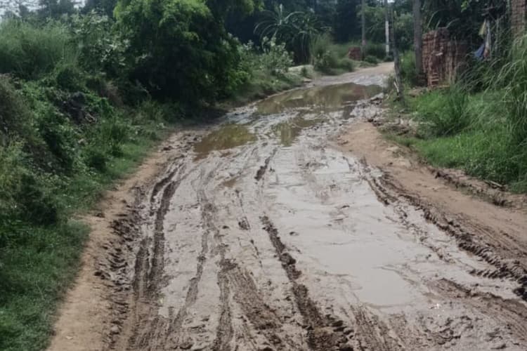 बड़हरिया-बहादुरपुर मुख्य सड़क जर्जर, बीडीसी सदस्य ने डीएम को साैंपा पत्र