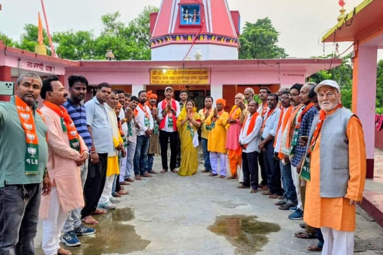 PM Modi के दीर्घायु होने की कामना: भाजपा विधायक देवंती यादव ने कार्यकर्ताओं संग शिव मंदिर में की पूजा-अर्चना