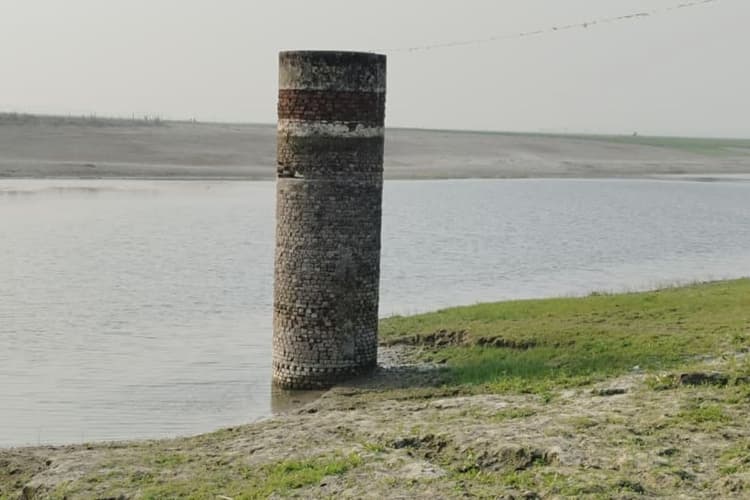 पुरानी गांव की याद दिला रही किले जैसी खड़ी कुआं, गंगा के कटाव की विभीषिका बयां कर रहा धरोहर