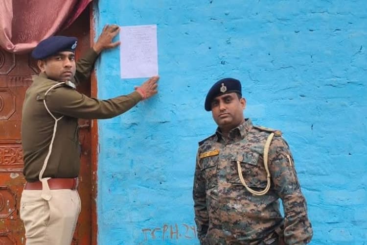 वार्ड पार्षद हत्याकांड के फरार अभियुक्तों के घर चिपकाया इश्तेहार, पुलिस ने दी आत्मसमर्पण की चेतावनी