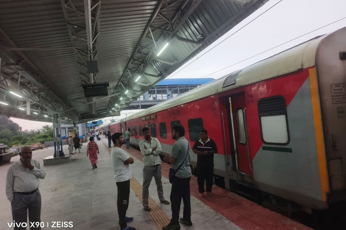 गरीब नवाज एक्सप्रेस के रूट बदलने से ठाकुरगंज-गलगलिया के यात्रियों का बचा समय और पैसा