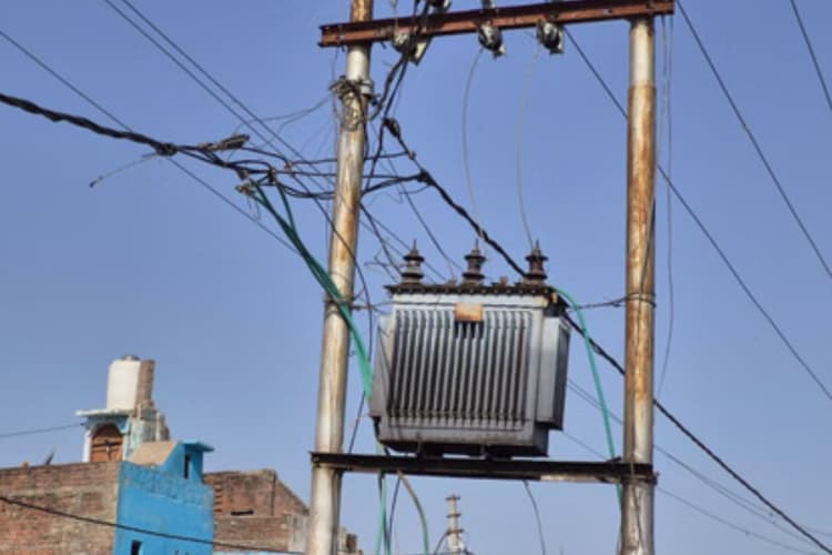 ट्रांसफॉर्मर जलने से पूरा अंगरा गांव अंधेरे में, भीषण गर्मी में ग्रामीण परेशान