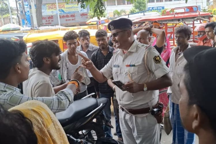 बिना हेलमेट धराया बाइक चालक तो पुलिस से करने लगा नोकझोंक, भीड़ जुटने पर चकमा देकर हुआ फरार