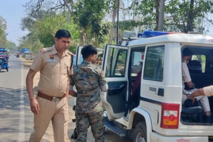 बेलागंज में कुर्की-जब्ती कार्रवाई से पहले दो फरार आरोपियों ने किया आत्मसमर्पण