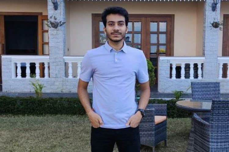 आंखों में खुशी के आंसू और सीने में गर्व; ठाकुरगंज के बेटे दीपक पारीक ने रचा सफलता का इतिहास